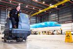 Gulvet i KLM's hangar får en gang vask. I baggrunden et af selskabets ældre fly. Det er fra 2004, men er stadig i brug.  Mark Wagtendonk/KLM
