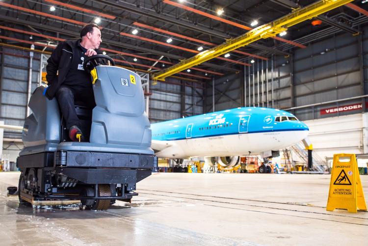 Gulvet i KLM's hangar får en gang vask. I baggrunden et af selskabets ældre fly. Det er fra 2004, men er stadig i brug.  Mark Wagtendonk/KLM