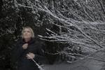 Ritualer og symboler trøster, forklarer Lisbet Sørrig, hvis søn døde pludseligt i november sidste år. Hun besøger sønnens gravsted et par gange om ugen. Han ligger nu her på Assistens Kirkegård på Nørrebro i København under et paradisæbletræ. 
   Emma Sejersen/POLFOTO