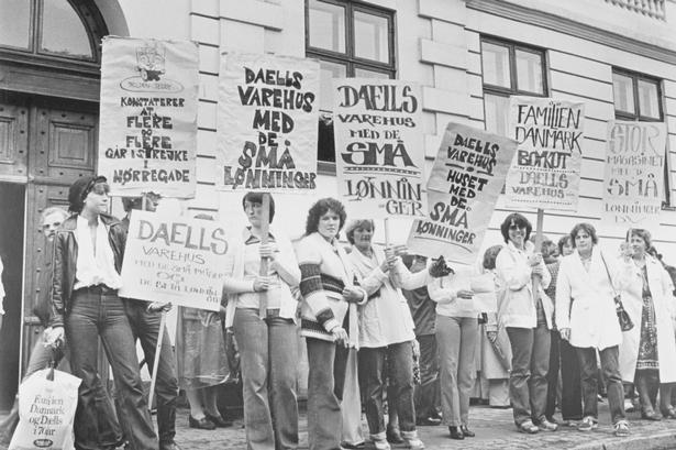 Arbejderne hos Daells varehus har lavet, hvad flere retorikere og en reklamemand kalder en stærk parole. De bruger Daells eget slogan i mod dem. Det er et ordspil folk kender, der er modsætningen mellem det store hus og de små lønninger, der gør, at man husker det og så er det funderet i fakta.
   Erik Gleie/POLFOTO