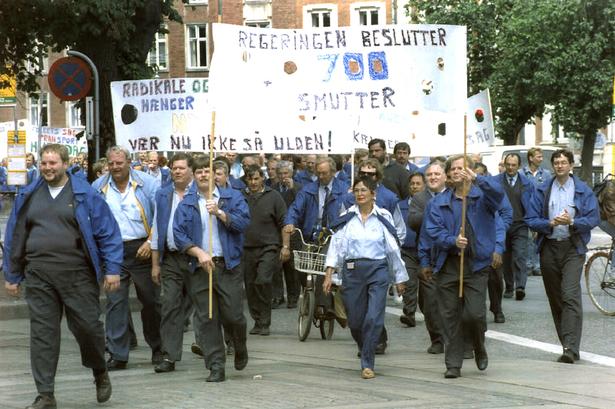 HT-chauffører gik i protesttog til Christiansborg i 1993 med en parole, der med rim og rytmik placerer ansvar, så danskerne ved, hvem der er skyld i, de ikke kan komme med bussen.

   Steen Wrem/POLFOTO