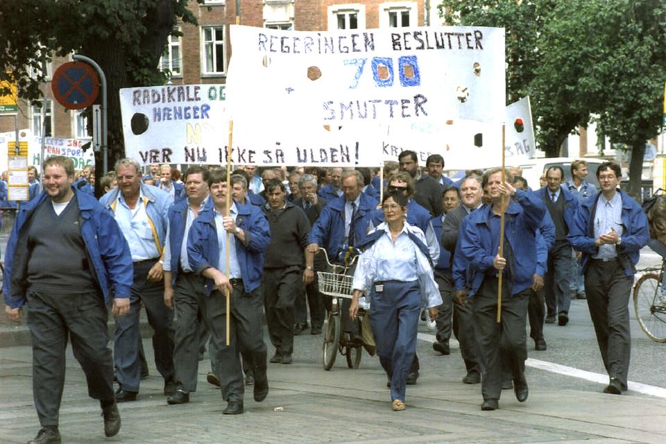 HT-chauffører gik i protesttog til Christiansborg i 1993 med en parole, der med rim og rytmik placerer ansvar, så danskerne ved, hvem der er skyld i, de ikke kan komme med bussen.

   Steen Wrem/POLFOTO