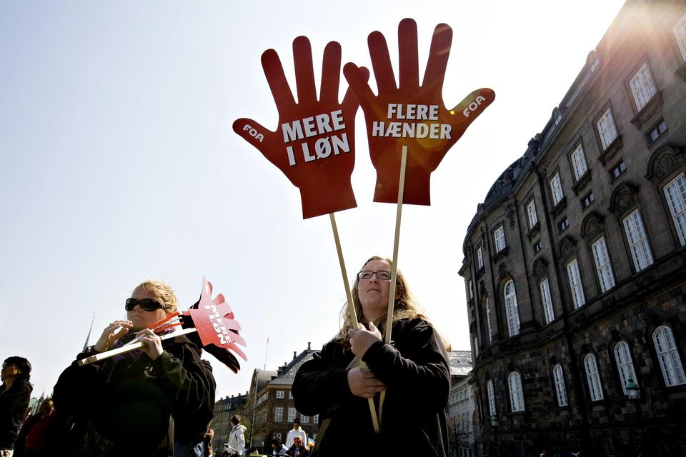 FOA-medlemmer demonstrerede på Christiansborg Slotsplads i 2008 under en strejke. Budskabet er enkelt og fungerer fordi det taler om noget blødt - nemlig hænderne - men kobler det faktuelt sammen med lønnen. Kreativ direktør fra Radius kommunikation Jeppe Veddinge synes det er »stærkt«. 
   Jacob Ehrbahn/POLFOTO