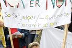 »Nok er nok« er en floskel, der ifølge retoriker Heidi Jønch-Clausen er for fortærsket og ukonkret. Her er det fra 2007, hvor løn- og arbejdsforholdene i ældreplejen resulterede i strejke.
   Thomas Sjørup/POLFOTO