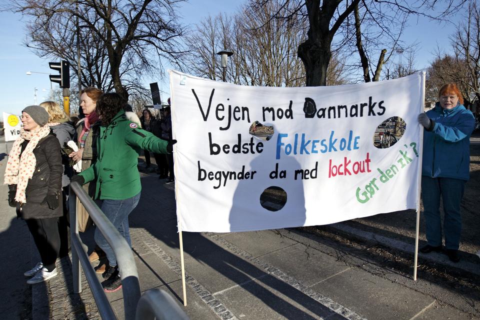 Lærerne var i 2013 gode til at udstille det offentlige, når de direkte stillede spørgsmålstegn ved beslutningen om at nægte lærerne adgang til hele Danmarks folkeskole
Her er det lærere på Marielyst Skole i Gladsaxe. 
   Jens Dresling/POLFOTO