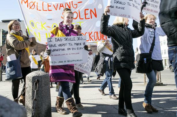 En god måde at gøre sig til »den lille mand mod det store system« er ifølge retoriker Heidi Jønch-Clausen at gøre sig selv identificerbar. Det, mener hun, lykkedes med disse planker fra lærerkonflikten i 2013.
   Tycho Gregers/POLFOTO