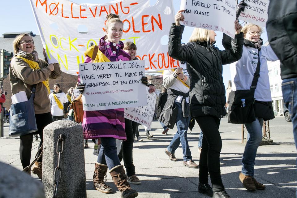En god måde at gøre sig til »den lille mand mod det store system« er ifølge retoriker Heidi Jønch-Clausen at gøre sig selv identificerbar. Det, mener hun, lykkedes med disse planker fra lærerkonflikten i 2013.
   Tycho Gregers/POLFOTO
