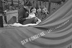 Porcelænsarbejdere strejkede fra Den Kgl. Porcelænsfabrik i august 1976. Deres parole var »Den kongelige lavtlønsfabrik«. Her leger man med fabrikkens navn og laver en modsætning mellem det kongelige og den lave løn. 
   Erik Gleie/POLFOTO