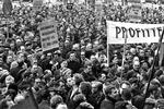 Det var en stor ting, da B&W-arbejderne strejkede i 1967. Med triggerordet »niggedukke« opildner de en stemning i en parole, der er nem at synge og samtidig indeholder et klart krav.
   Erik Petersen/POLFOTO