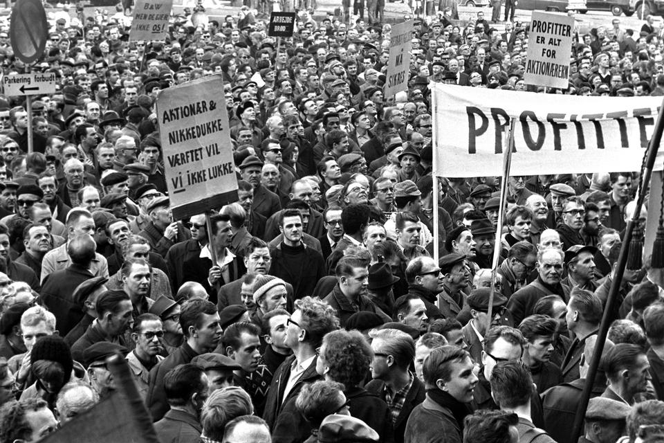 Det var en stor ting, da B&W-arbejderne strejkede i 1967. Med triggerordet »niggedukke« opildner de en stemning i en parole, der er nem at synge og samtidig indeholder et klart krav.
   Erik Petersen/POLFOTO