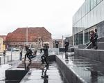 Blox er et af Københavns helt store byudviklingsprojekter og en ny destination i byen. Det er tegnet af den internationalt anerkendte tegnestue OMA og opført og finansieret af den filantropiske forening Realdania. Nu står første del af projektet klar, nemlig legepladsen.  Rasmus Hjortshøj
