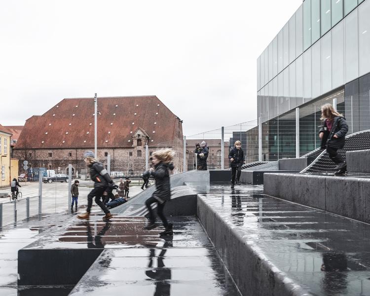 Blox er et af Københavns helt store byudviklingsprojekter og en ny destination i byen. Det er tegnet af den internationalt anerkendte tegnestue OMA og opført og finansieret af den filantropiske forening Realdania. Nu står første del af projektet klar, nemlig legepladsen.  Rasmus Hjortshøj