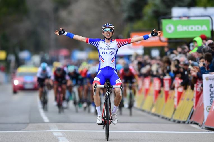 Rudy Mollard overrumpler favoritterne i Paris-Nice og vinder den begivenhedsrige 6. ertape. Foto: A.S.O./Alex Broadway. 