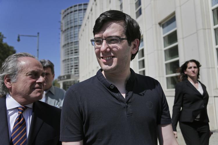 34-årige Martin Shkreli har gennem flere år gjort sig ekstremt upopulær i USA. Først hævede han prisen på aids-medicin, siden købte han eksklusivt musikalbum, så kun han kunne høre det. Fredag blev han idømt syv års fængsel for svindel. Seth Wenig/AP