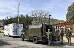 Politi og militær ankommer til gerningsstedet i Californien, hvor mindst tre personer netop nu holdes som gidsler. Jl Sousa/AP