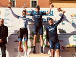 Kasper Asgreen på podiet efter dagens bedrift i Istrian Spring Trophy sammen med nordmanden Krister Hagen (t.v.) og holdkammeraten Mikkel Honoré Fröhlich. 