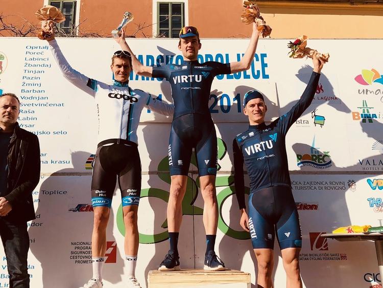 Kasper Asgreen på podiet efter dagens bedrift i Istrian Spring Trophy sammen med nordmanden Krister Hagen (t.v.) og holdkammeraten Mikkel Honoré Fröhlich. 