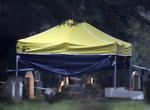 Fredag rejste britisk politi telte over graven for den forgiftede eks-spion Sergej Skripal og over mindestenen for hans søn på en kirkegård i den sydengelske by Salisbury. Præcis hvad de søgte, er dog ikke oplyst.  Andrew Matthews/AP