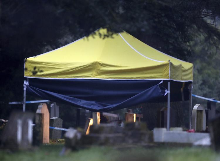 Fredag rejste britisk politi telte over graven for den forgiftede eks-spion Sergej Skripal og over mindestenen for hans søn på en kirkegård i den sydengelske by Salisbury. Præcis hvad de søgte, er dog ikke oplyst.  Andrew Matthews/AP