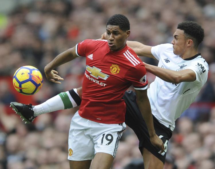 Marcus Rashford (tv.) her i kamp om bolden med Liverpools Trent Alexander-Arnold blev med to mål den store helt for hjemmeholdet. Rui Vieira/AP