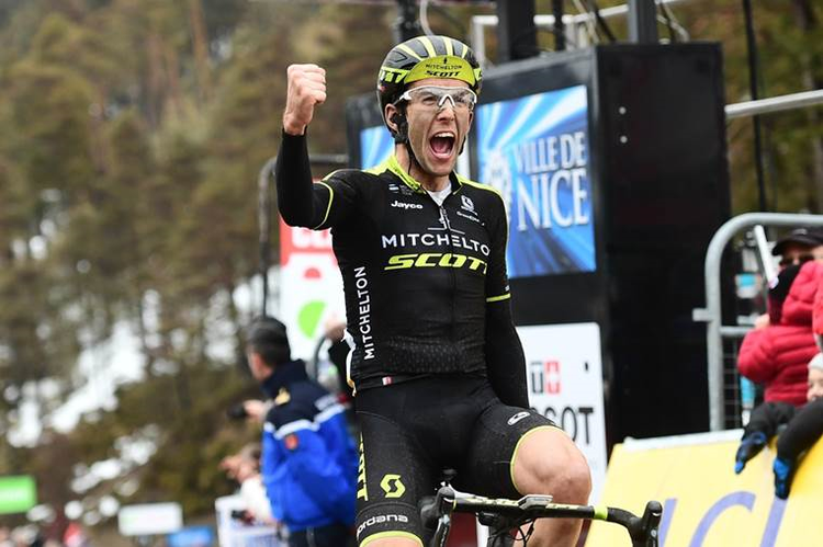 Dobbelttriumfen er en kendsgerning - den 25-årige englænder Simon Yates jubler over både etapesejr og førertrøje i Paris-Nice. Foto: A.S.O./Alex Broadway. 