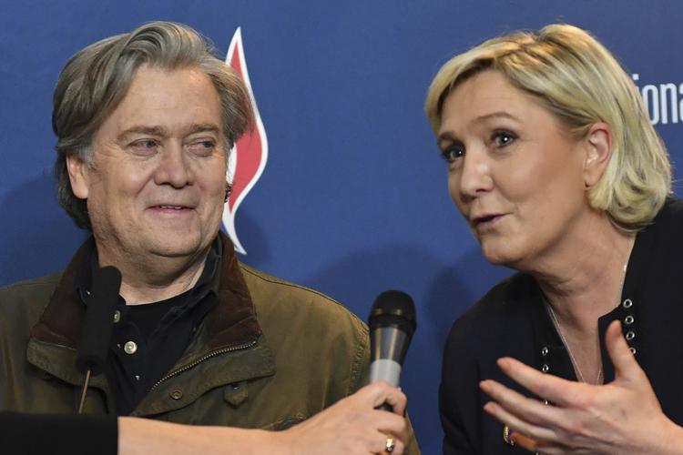 Donald Trumps tidligere chefstrateg Steve Bannon sammen med Marine Le Pen. /AP