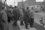 Strejkende arbejdere blokerer Philips montageafdeling på Strandlodsvej på Amager i protest over ledelsens rationaliseringstiltag og efterfølgende fyring af en medarbejder i december 1954. Busser/POLFOTO