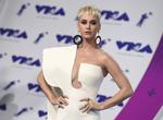 Sangerinden Katy Perry er selv vokset op i et strengt, kristent hjem og har en tatovering af Jesus, men hverken hendes tekster, adfærd eller påklædning - her fra MTV Video Music Awards i fjor - huer de aldrende søstre, som engang boede på den adresse i Hollywood, som sangerinden har forelsket sig i.      Jordan Strauss/AP