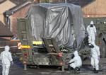 Politiet tildækker den ambulance, der blev brugt til at transportere Sergej Skripal til hospitalet. Andrew Matthews/AP