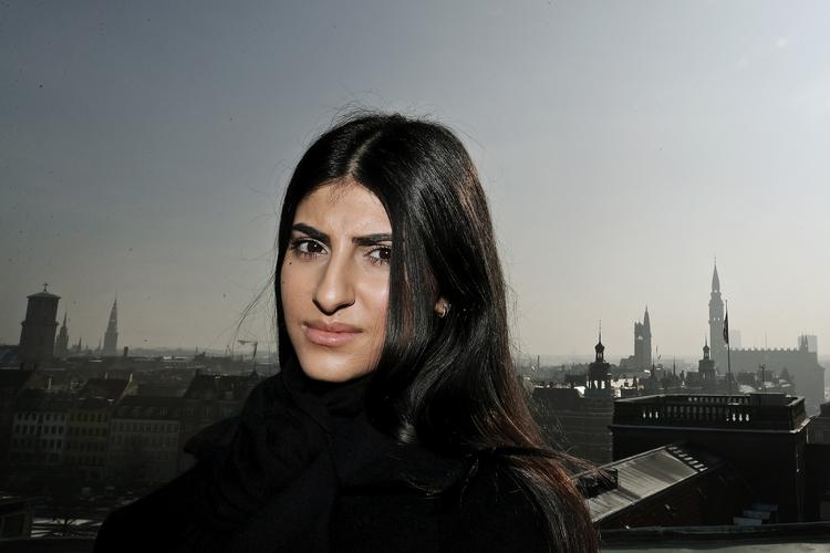 Lidt tættere på himlen. Under det ufrivillige genopdragelsesophold i Irak søgte Zeinab Mosawi op på husets tag og bad: »Allah, den barmhjertige, lad mig komme hjem til Allerød igen«.  Jens Dresling/POLFOTO