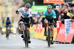 David De La Cruz slår Omar Fraile i spurten på sidste etape i Paris-Nice, og bagude skimtes Marc Soler, som vinder løbet sammenlagt. Foto: A.S.O./Alex Broadway. 