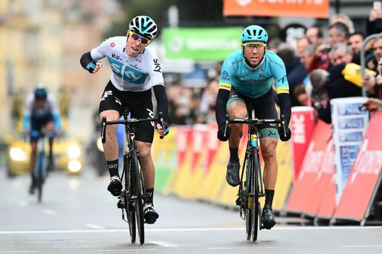 David De La Cruz slår Omar Fraile i spurten på sidste etape i Paris-Nice, og bagude skimtes Marc Soler, som vinder løbet sammenlagt. Foto: A.S.O./Alex Broadway. 