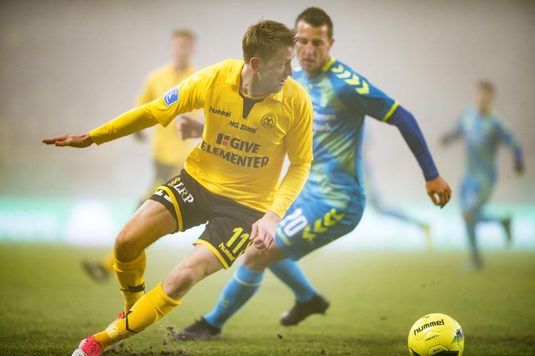 Peter Nymann (tv.) i duel med Brøndbys målscorer, Kamil Wilczek. Frank Cilius/Ritzau Scanpix