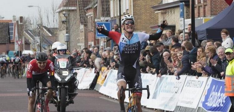 Mikkel Bjerg afviser i spurten sin belgiske udbryderkollega Rune Herregodts og vinder sit første løb som professionel. 