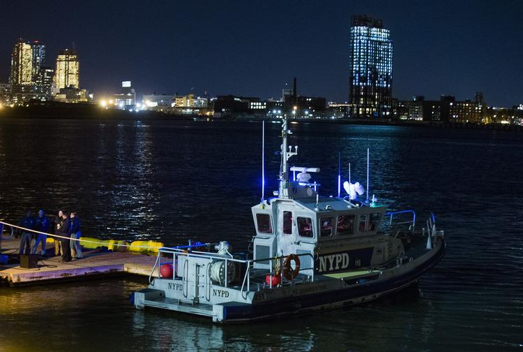 Ulykken skete ved East River søndag aften. Foto: Andres Kudacki/AP
   Andres Kudacki/AP