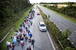 Flere hundrede flygtninge ankom til Rødby med tog. De blev stoppet af politiet og begyndte om morgenen at gå ad motorvejen mod København. 
   Lasse Kofod/POLFOTO