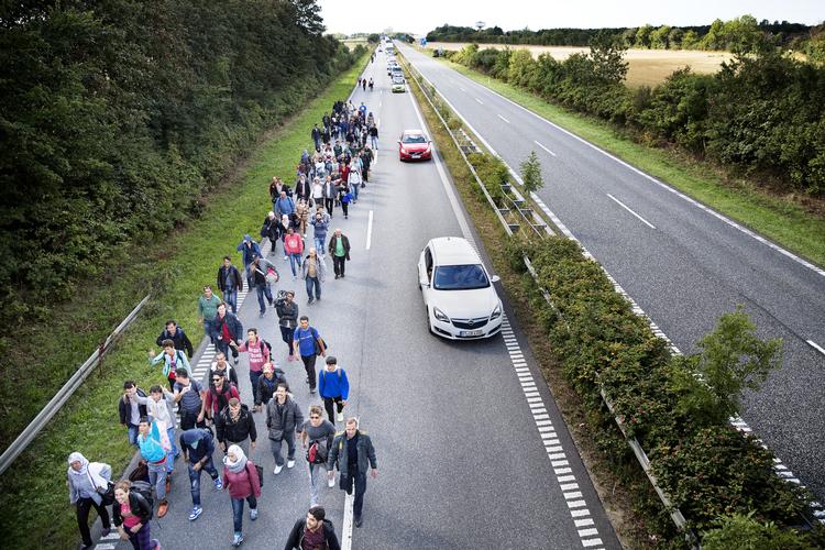 Flere hundrede flygtninge ankom til Rødby med tog. De blev stoppet af politiet og begyndte om morgenen at gå ad motorvejen mod København. 
   Lasse Kofod/POLFOTO
