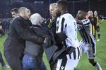 PAOK-ejeren, Ivan Savvidis (nummer to fra venstre), var centrum for tumult under søndagens topkamp mod AEK. Uncredited/AP