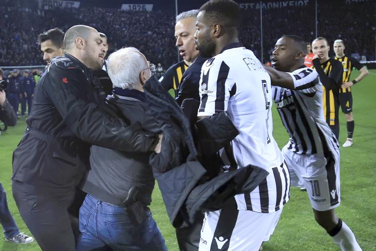 PAOK-ejeren, Ivan Savvidis (nummer to fra venstre), var centrum for tumult under søndagens topkamp mod AEK. Uncredited/AP