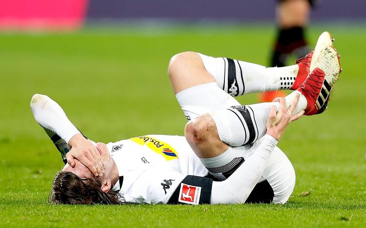 Jannik Vestergaard fuldførte kampen mod Leverkusen, men har brækket en knogle i fodbold. Friedemann Vogel/Ritzau Scanpix