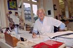 Hubert de Givenchy ses her i sit kontor i Paris på et billede fra 1995.   Gerard Fouet/Ritzau Scanpix