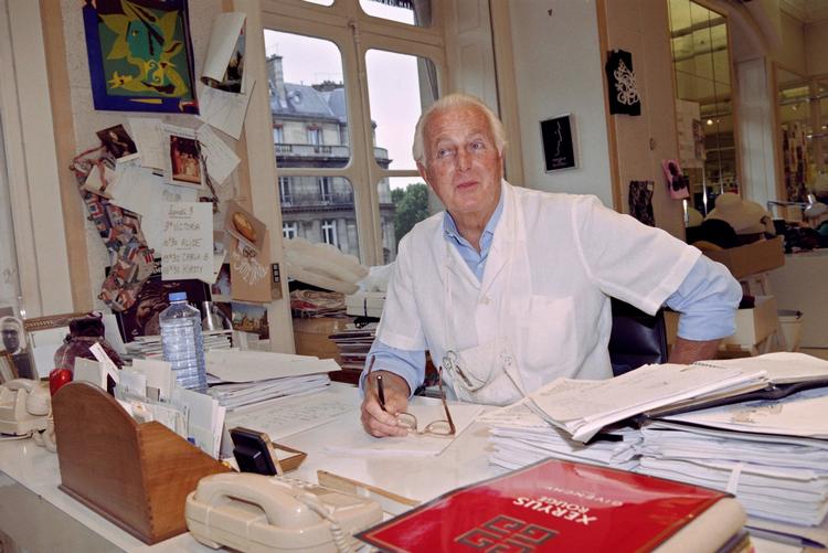 Hubert de Givenchy ses her i sit kontor i Paris på et billede fra 1995.   Gerard Fouet/Ritzau Scanpix