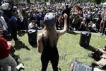 Lauren Southern er kendt for at provokere og vække vrede med sine udsagn og happenings. Ifølge hendes egen forklaring blev hun nægtet indrejse i Storbritannien på grund af uddeling af materiale med teksten 'Allah er homo' under et nyligt besøg i den britiske by Luton. Billedet er fra et arrangement om ytringsfrihed på Berkeley-universitet i Californien, hvor hun har iført sig hjelm som beskyttelse mod kasteskyts. Marcio Jose Sanchez/AP