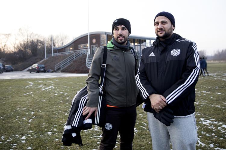 
»Hæver man kontingentet, hvor havner de unge så henne? Nede i centeret?« spørger sportschef i Brøndby Strands Idrætsklub, Zahid Mansoor (til højre). Sammen med formand Engin Kacar har de på få år forsøgt at blive et samlingssted i lokalområdet, mens de samtidig sender unge talenter til prøvetræning i udlandet.
   Finn Frandsen/POLFOTO