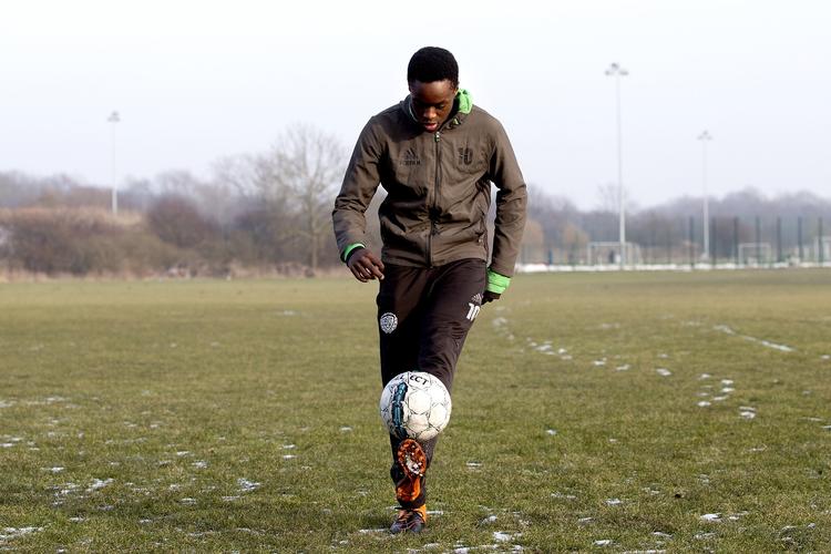
    I Brøndby Strand har den lokale fodboldklub de senere år forsøgt at smide fordommene på porten. Nu har de talentfulde årgange samt lokalområdets opbakning. Et af de unge talenter er 14-årige Joseph Mwamba, der har været til flere prøvetræninger i udlandet.
   Finn Frandsen/POLFOTO