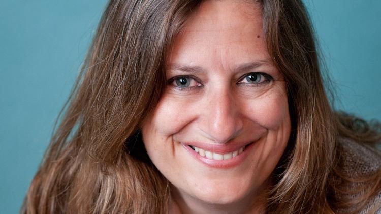 Bag krimipseudonymet Elly Griffiths gemmer Domenica de Rosa sig. Du kan møde hende på krimimessen i Horsens. Pressefoto Sara Reeve