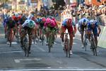 Marcel Kittel (med mørkerød hjelm) vinder 3. etape i Tirreno-Adriatico foran verdensmesteren Peter Sagan (t.v.) og Maximiliano Richeze.
   Dario Belingheri/AP