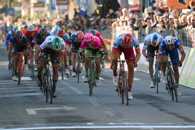 Marcel Kittel (med mørkerød hjelm) vinder 3. etape i Tirreno-Adriatico foran verdensmesteren Peter Sagan (t.v.) og Maximiliano Richeze.
   Dario Belingheri/AP