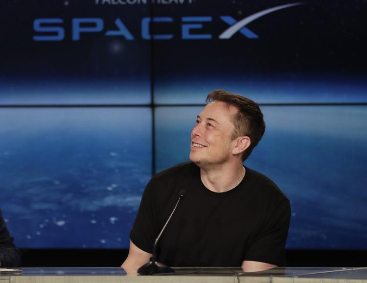 Elon Musk vil sende intet mindre end 12.000 satellitter i kredsløb om jorden, men spørgsmålet er, om det på nuværende tidspunkt er en umulig opgave.  John Raoux/AP