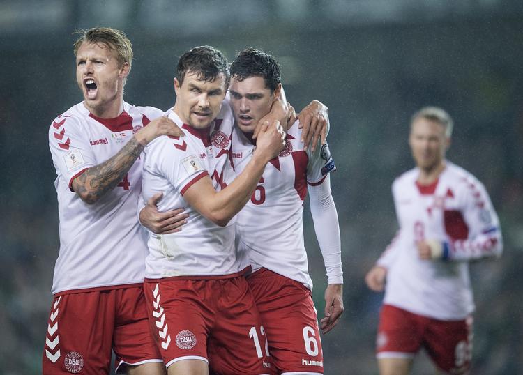 Andreas Bjelland (nummer to fra venstre) er skadet, og det samme er Jannik Vestergaard, så landstræner Åge Hareide har måttet finde alternativer til midterforsvaret.  Liselotte Sabroe/Ritzau Scanpix